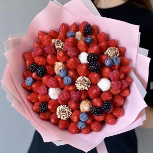 Букет из клубники и ягод сладкий сюрприз